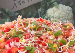 Blumenkohlpizza mit Radieschensprossen