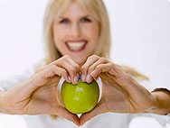 Gesunde Ernährung Frau mit Apfel