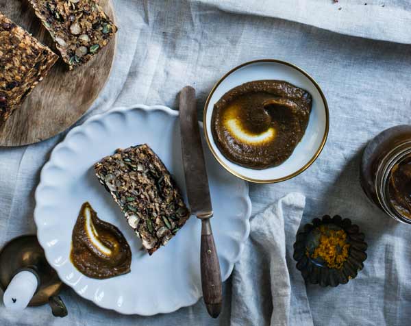 Nussiges Brot mit Kürbisbutter